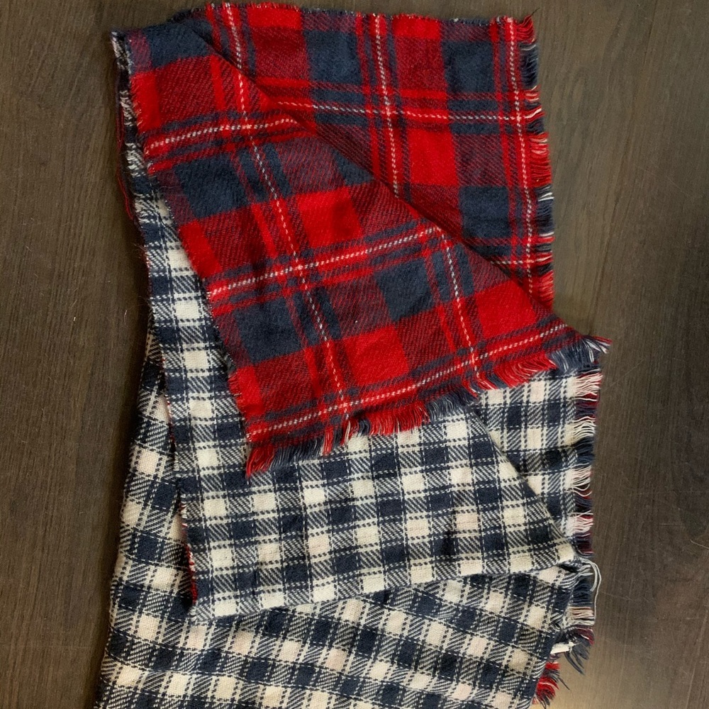 Authentic Abercrombie and Fitch blanket scarf.